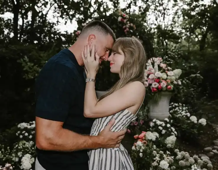 Taylor Swift ve Travis Kelce nişanlandı ... Pop müziğin süperstarı ile Amerikan futbolunun şampiyonu aşklarını resmileştirdi ... Instagram’dan yapılan duyuruya saatler içinde milyonlarca beğeni geldi