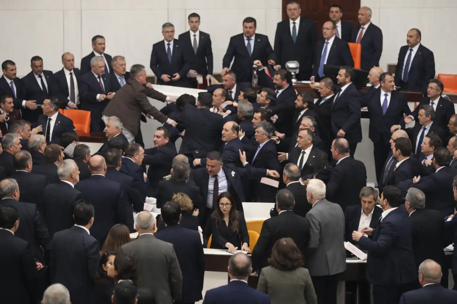 TBMM’de Akın Gürlek’in yemin tartışması kavgaya dönüştü