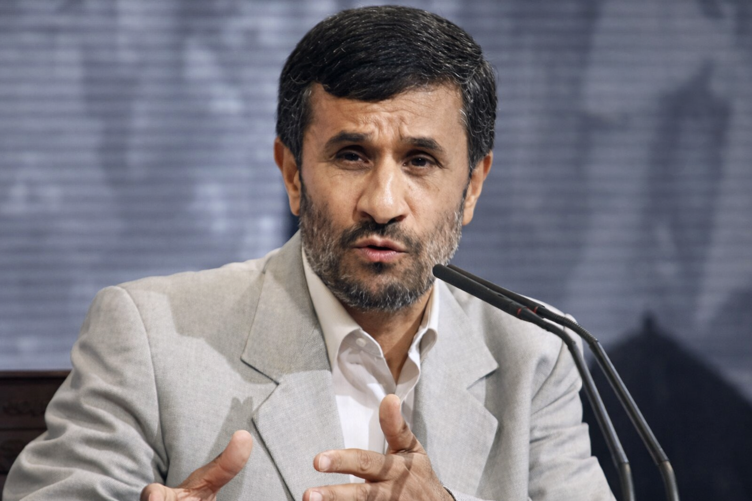 Ahmedinejad hava saldırısında hayatını kaybetti