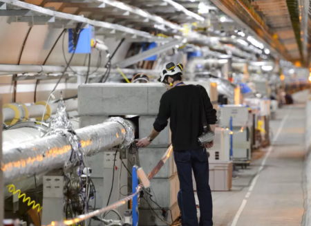 Cern bilim insanları,  protondan daha ağır yeni bir parçacık tespit etti