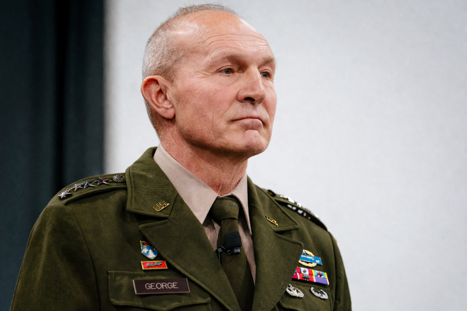 Hegseth, Ordu komutanını görevden aldı