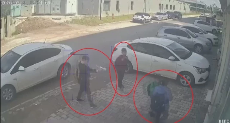 Oyuncak tabancalı tehdit  11 yaşındaki çocuğun 10 lirasını aldılar