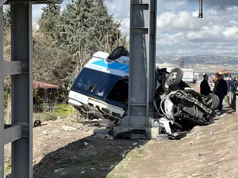 Halk otobüsü üst geçide çarptı 5 can kaybı