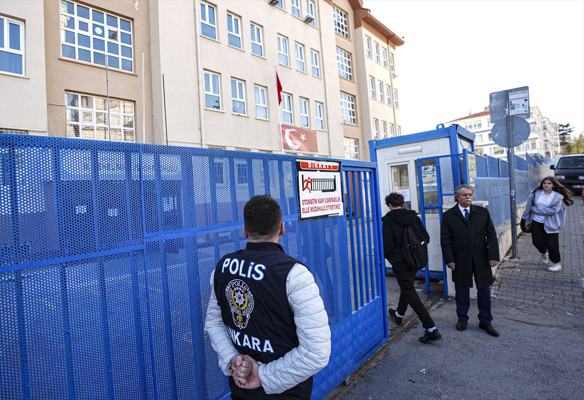 Ülke genelinde her okulun önüne iki polis konuldu
