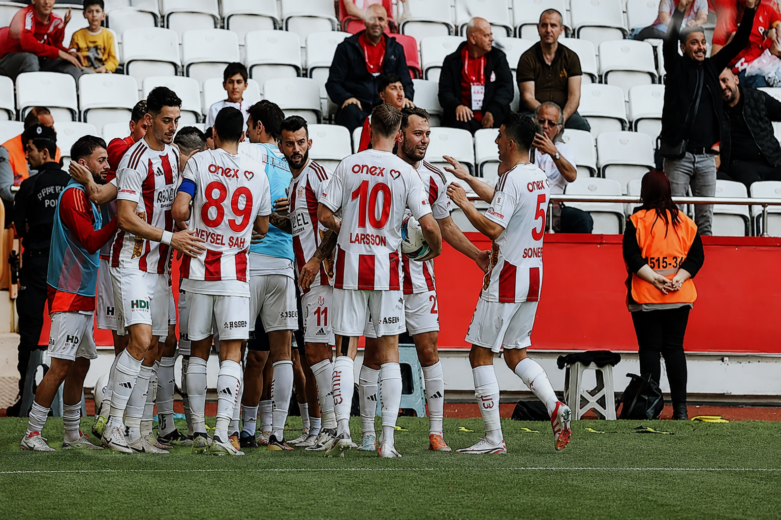 Okunmuş su üfleyen hoca ile sahaya çıkıyorlar
