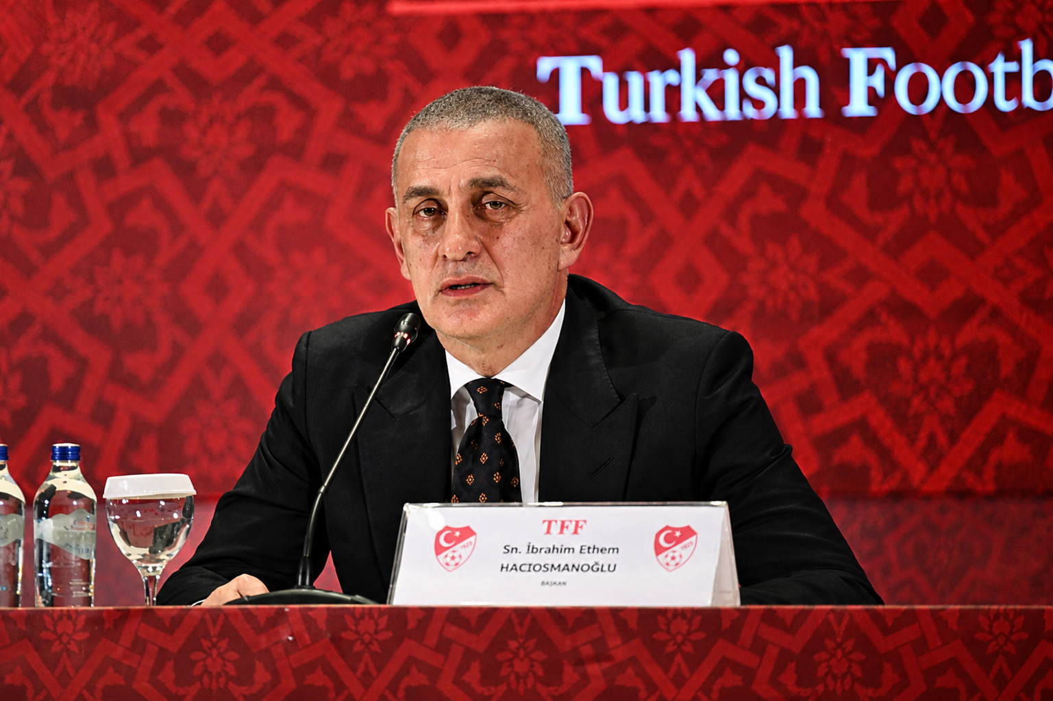 "Bahiste sırada 7 bin yönetici var"