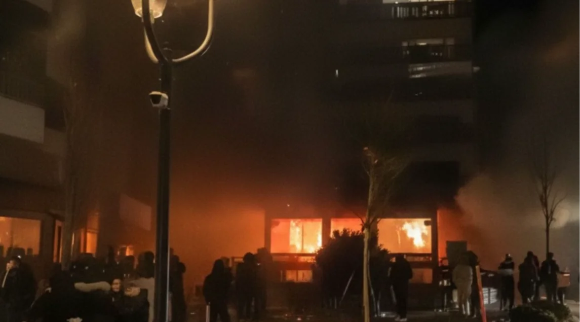 Crans-Montana’da alevlerin önünde telefonlar