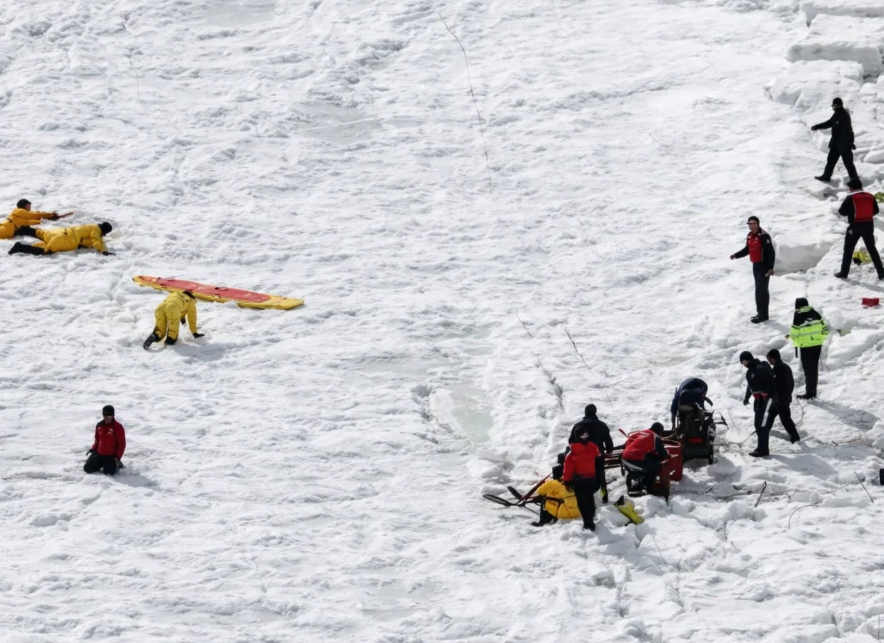 Sabah yürüyüşünde facia,,Buz altında can pazarı