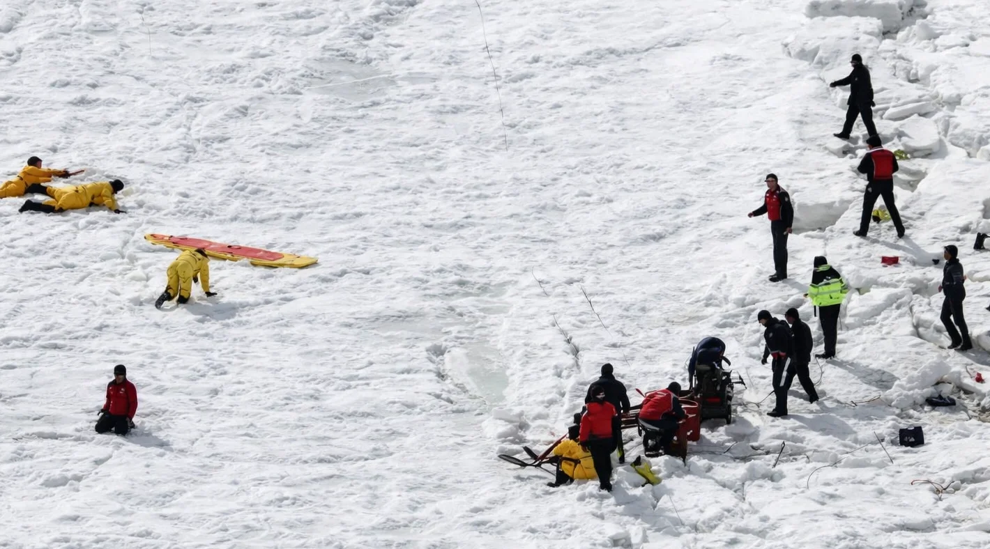 Sabah yürüyüşünde facia,,Buz altında can pazarı