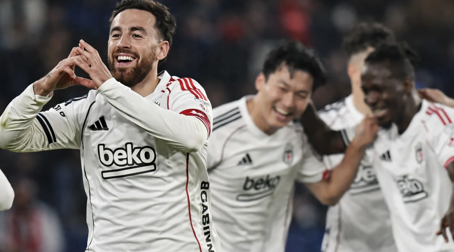 Beşiktaş, Başakşehir deplasmanında uzatmada bulduğu golle 3-2 kazandı