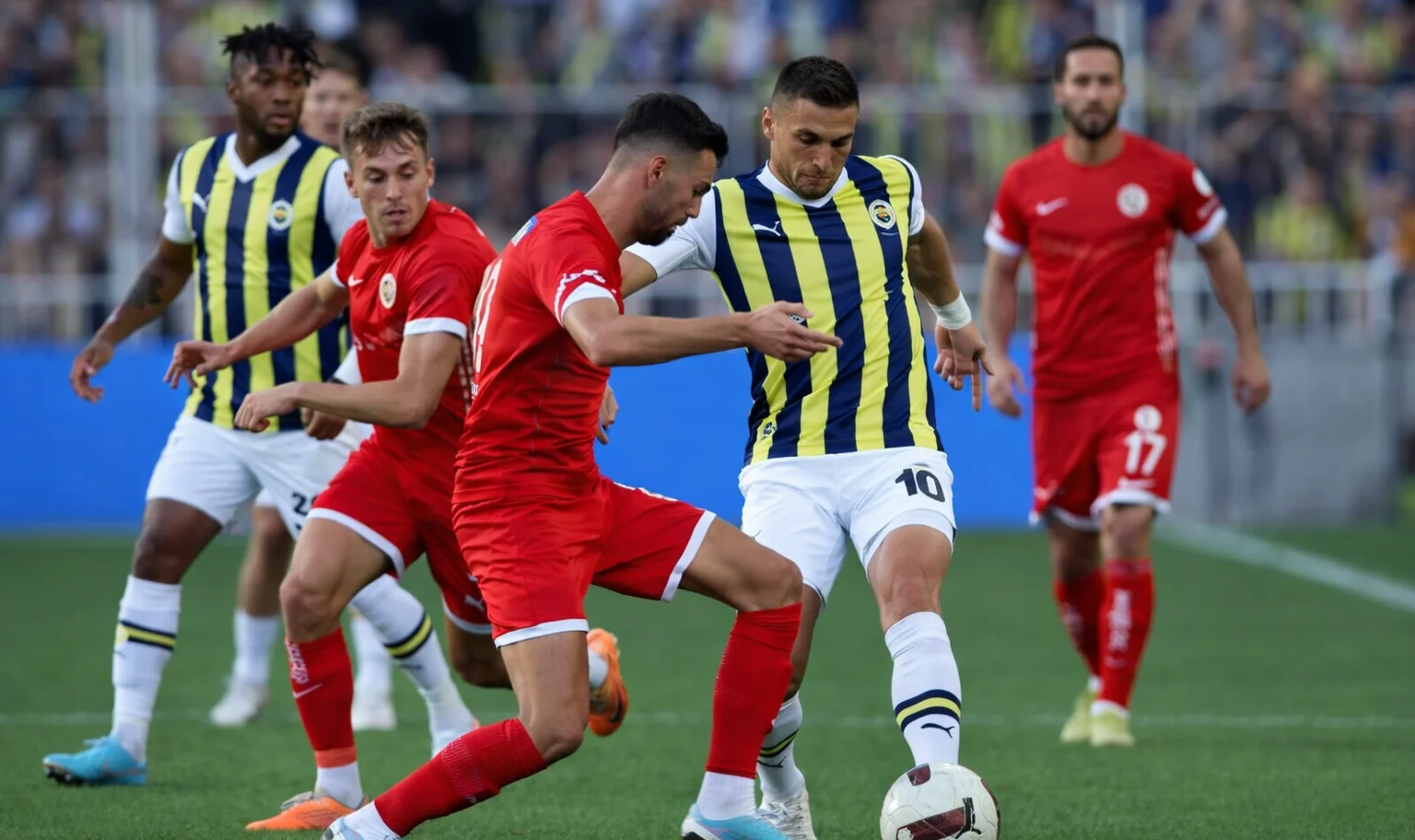 Antalya'da geri dönüş yetmedi: Antalyaspor ile Fenerbahçe 2-2