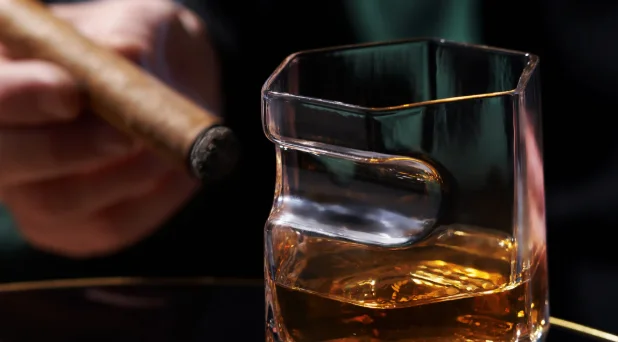 Bir kadeh alkol bir sigara etkisi yaratıyor
