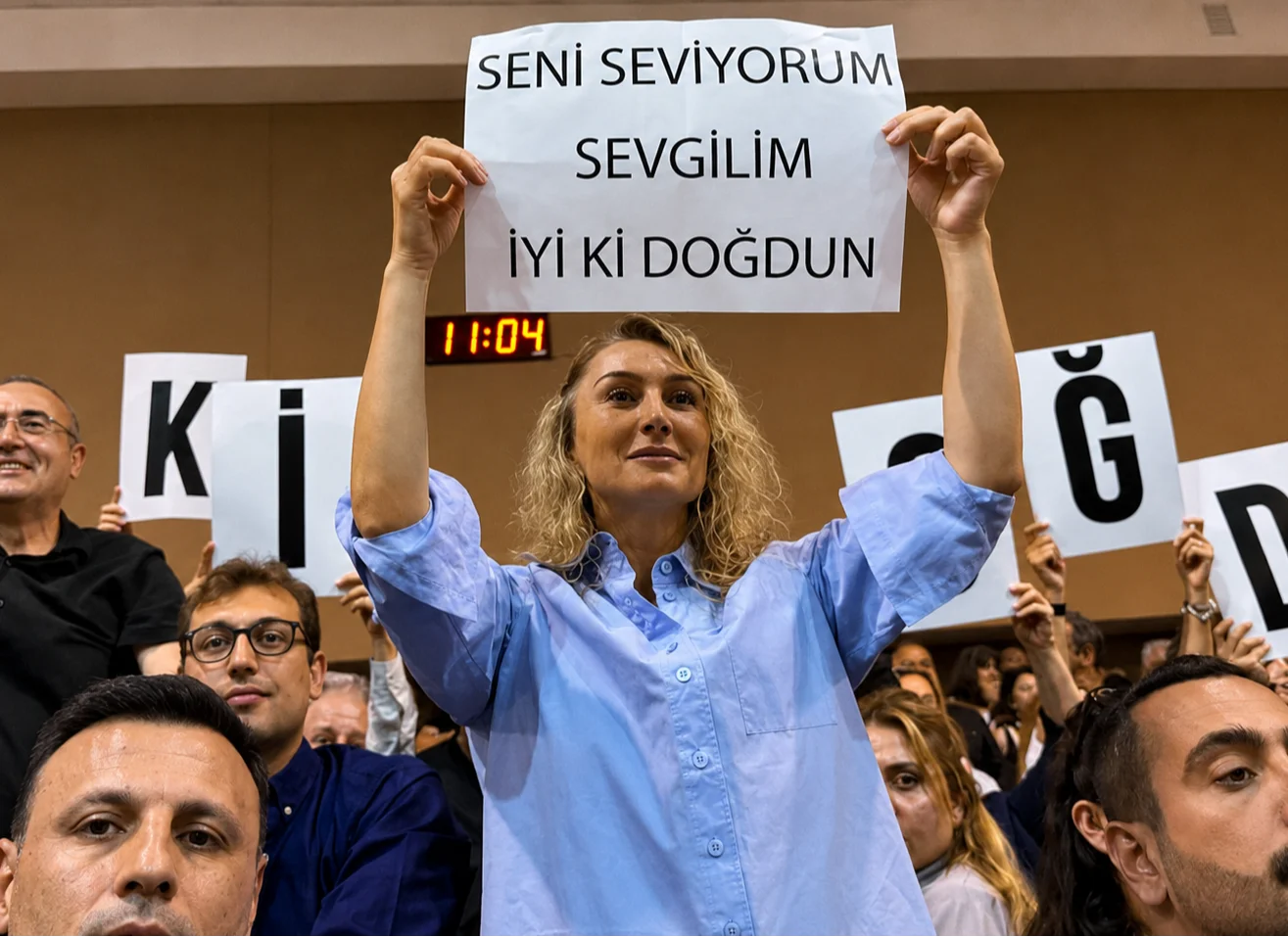Dilek İmamoğlu’ndan mahkemede pankartlı kutlama