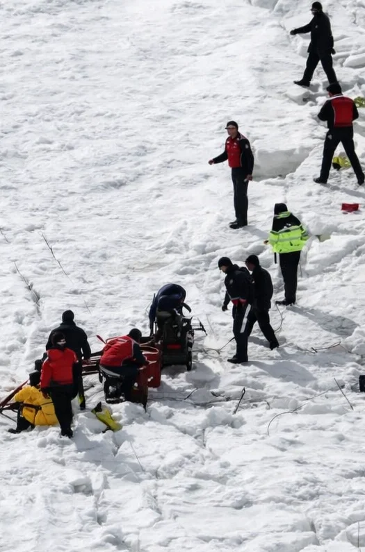 Sabah yürüyüşünde facia,,Buz altında can pazarı