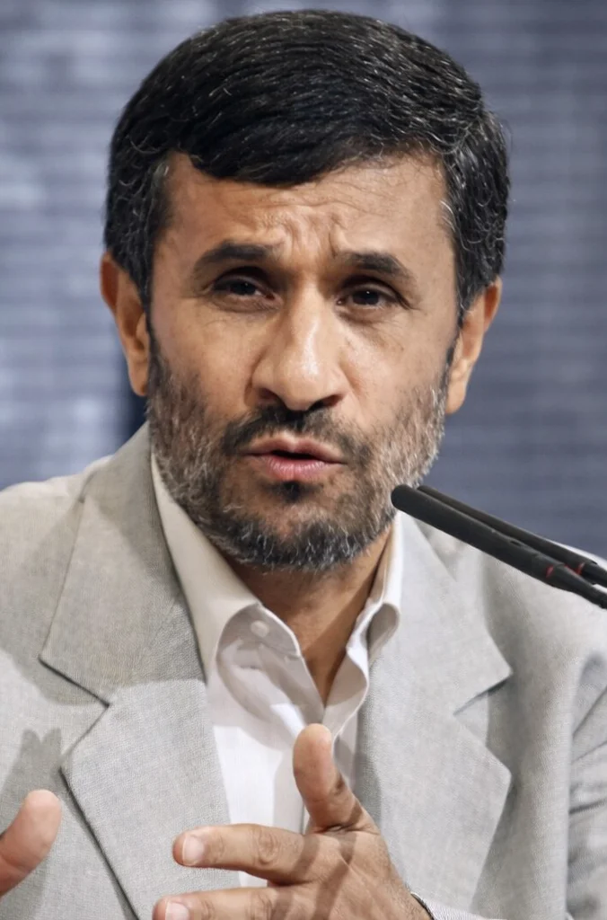 Ahmedinejad hava saldırısında hayatını kaybetti
